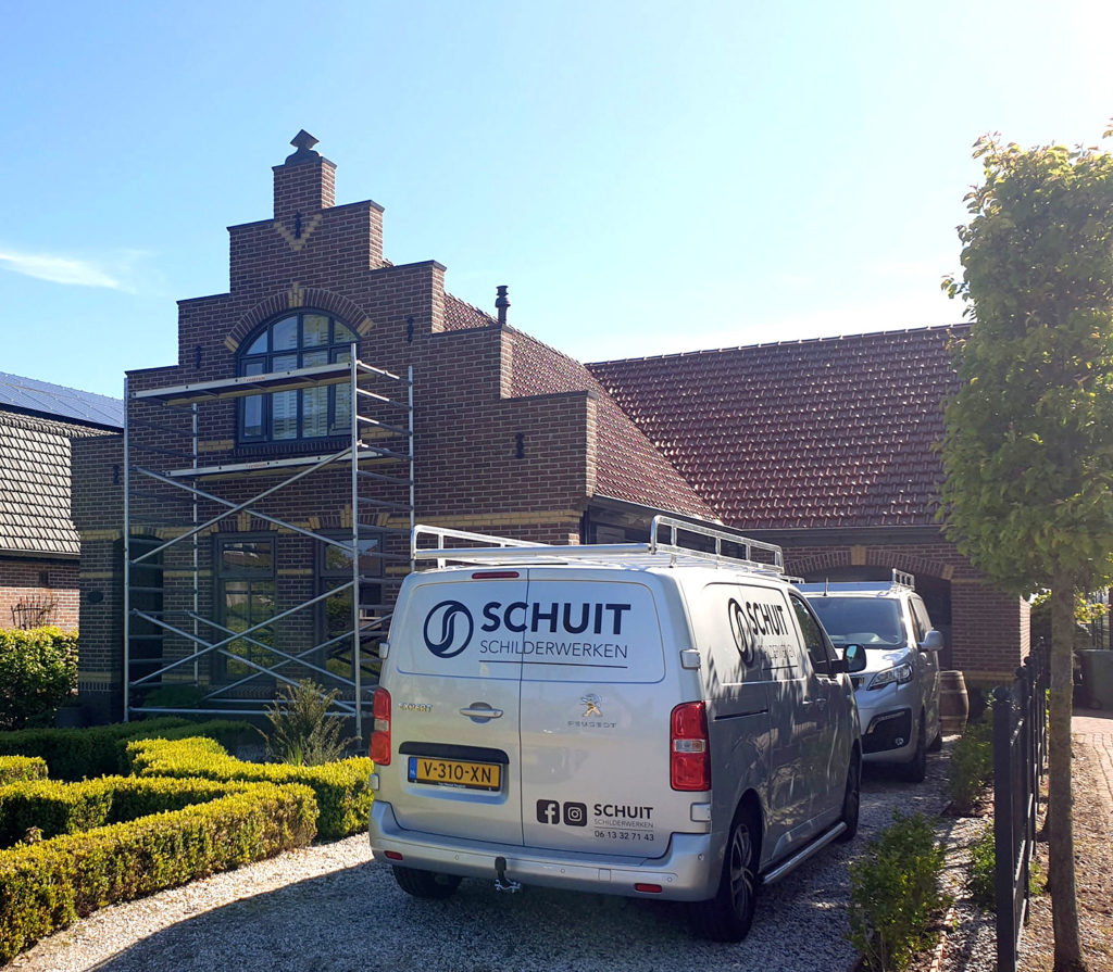 steiger staat klaar voor de schilders van Schuit Schilderwerken bij een woonhuis